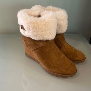 Ugg size 9 Koolaburra wedge booties